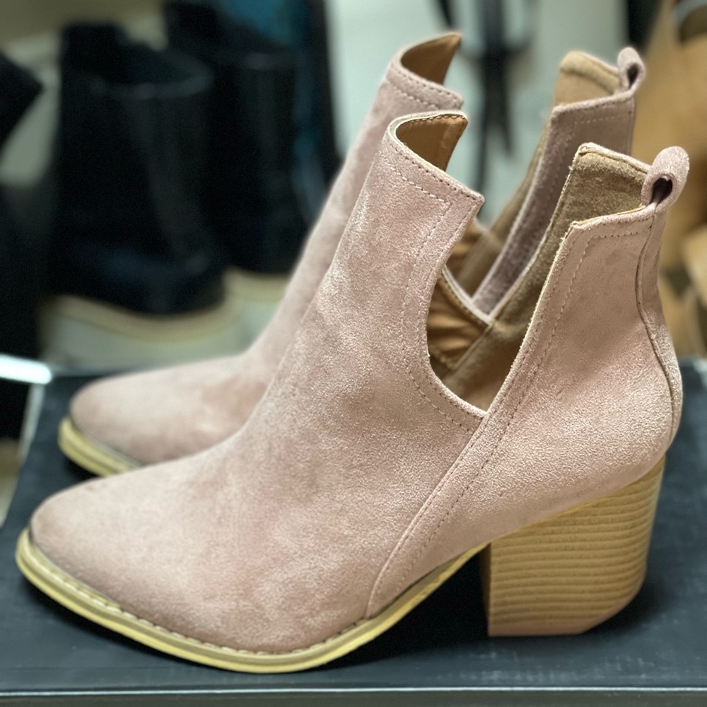 Size 7. New